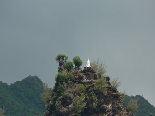 29- La vierge perchee sur les sommets de Hatiheu 